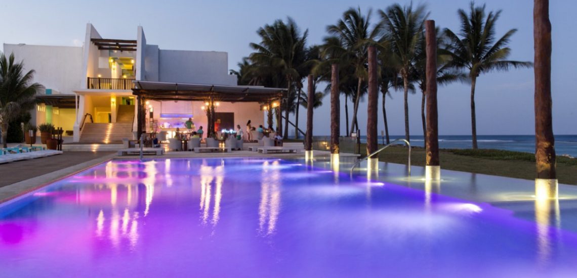 Club Med Cancun Yucatan, Mexique - Image de la piscine éclairée en soirée