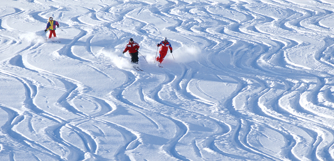Club Med Val d'Isère, en France - Photo de deux personnes descendant une piste de ski