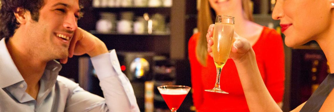 Club Med Saint-Moritz Roi Soleil, en Suisse - Des personnes profites d'un verre, au bar
