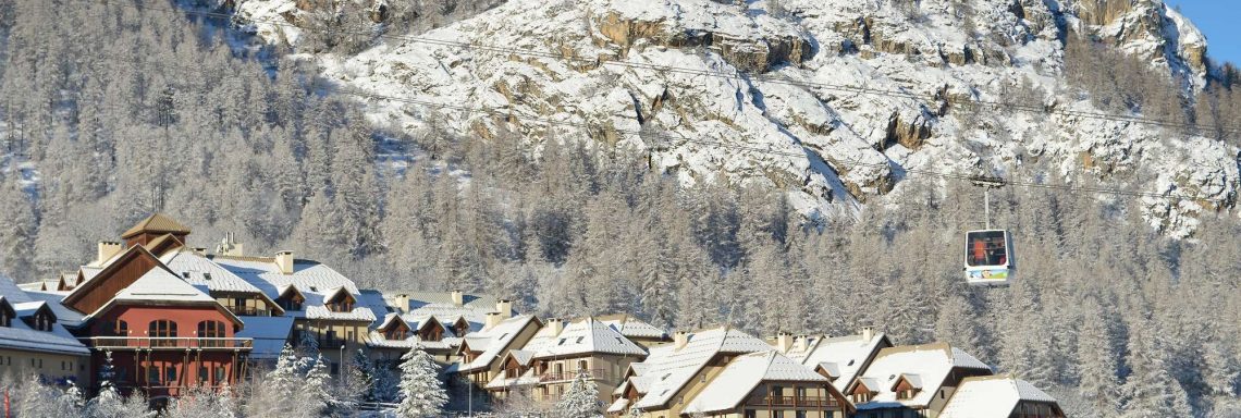 Club Med Serre-Chevalier, en France - Vue extérieure enneigée du Club Med à flan de montagne