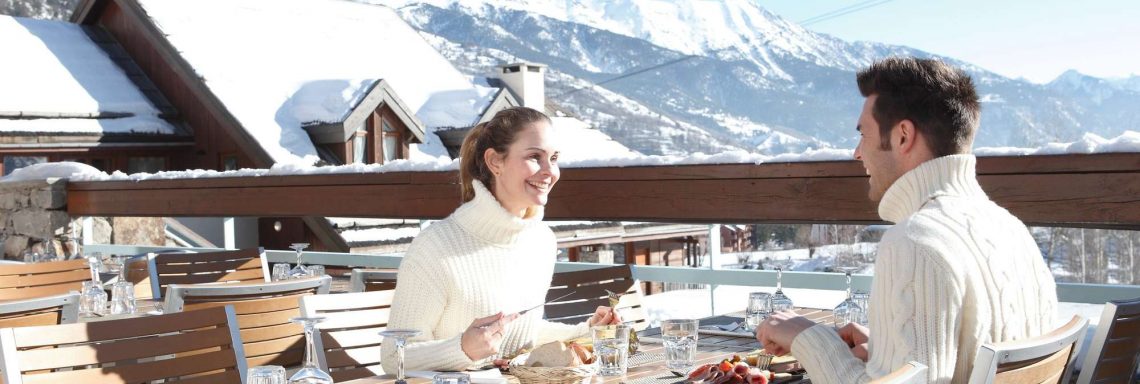 Club Med Serre-Chevalier, en France - Image d'un couple profitant d'une pause repas en extérieur