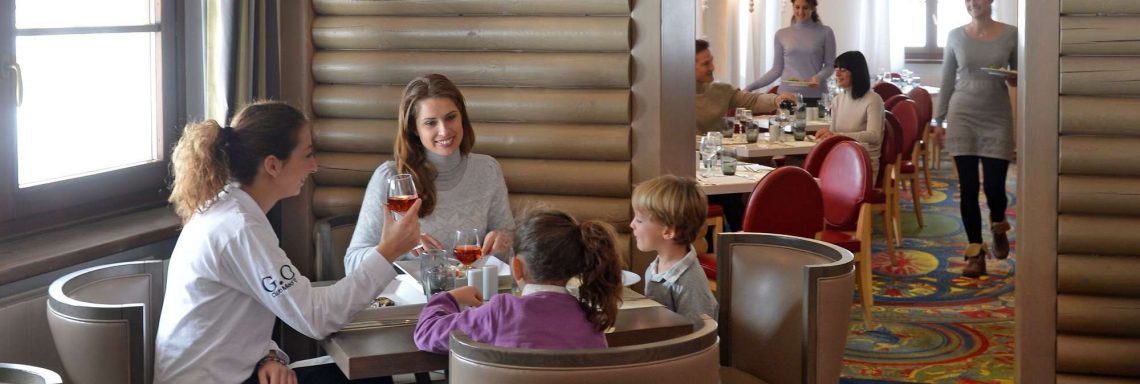 Club Med Pragelato Vialattea, en Italie - Une famille mange autour d'une table pour quatre