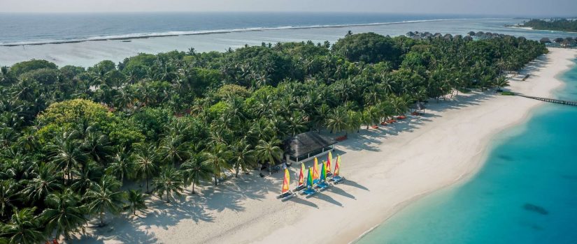 Club Med Kani, aux Maldives - Vue aérienne de la longue plage avec des embarcations.