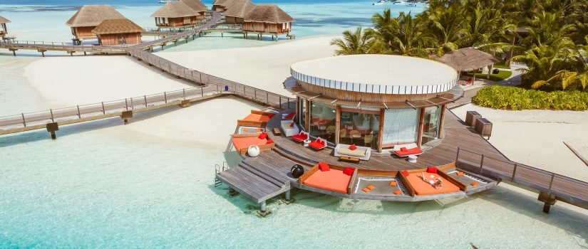 Club Med Kani, aux Maldives - Vue aérienne d'un bungalow sur la plage.