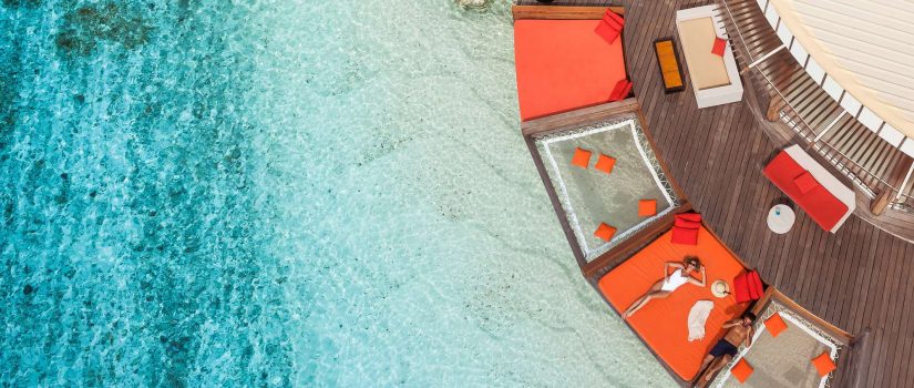 Club Med Kani, aux Maldives - Vue aérienne d'une terrasse entourant les bungalows de plage. 