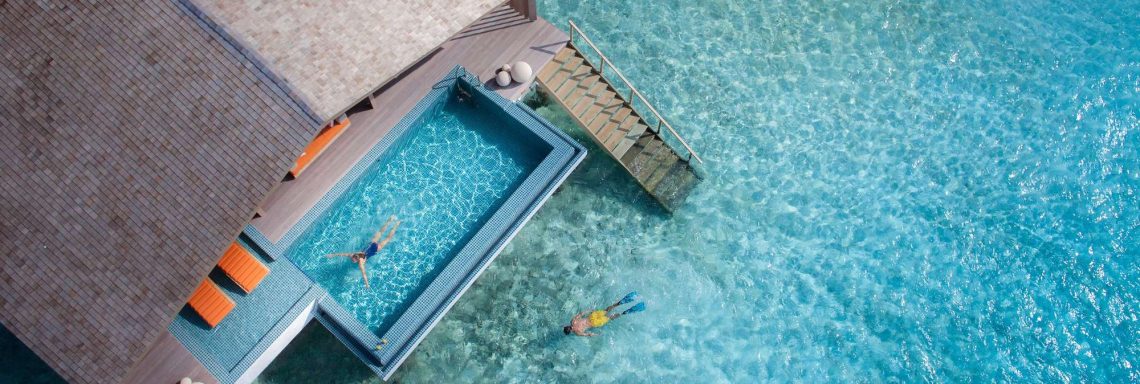 Club Med Villas de FInolhu, aux Maldives - Vue aérienne d'une villa privative sur la lagune bleu turquoise