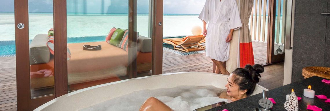 Club Med Villas de FInolhu, aux Maldives - Photo de deux personnes dans la salle de bain d'une villa
