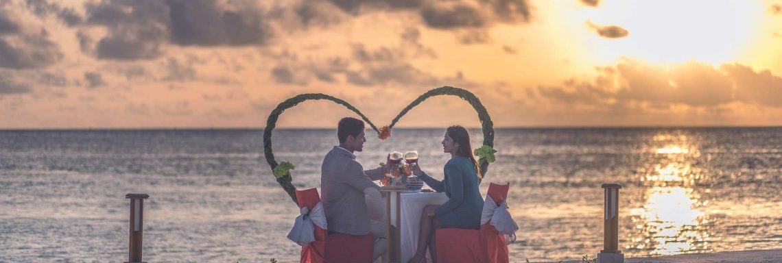 Club Med Villas de FInolhu, aux Maldives - Photo d'un couple dînant sur la plage