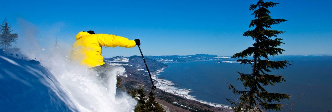 Skieur au pied du Massif de Charlevoix dans la province du Québec