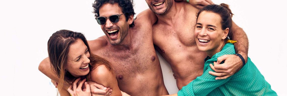 Club Med Kemer, en Turquie - Quatre personnes se font une accolade, tout en souriant 