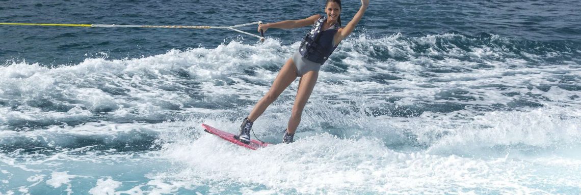 Club Med Kemer, en Turquie - Une jeune femme faisant du wakeboard dans la mer