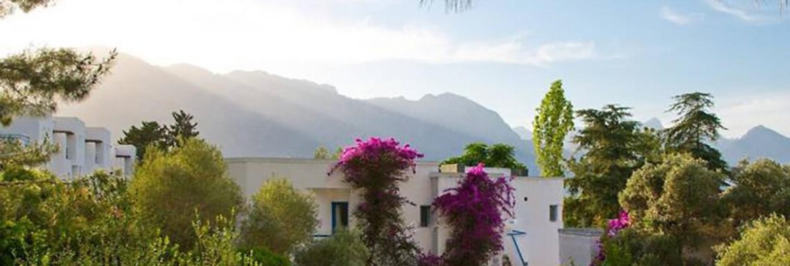 Club Med Kemer, en Turquie - Image de plusieurs bungalows blanc en montagne