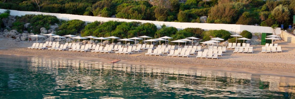Club Med Kemer, en Turquie - Image de la plage en vue aérienne avec chaises longue aménagées