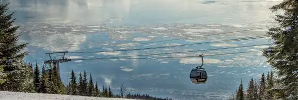 Photo d'une télécabine avec un lac gelé en arrière-plan
