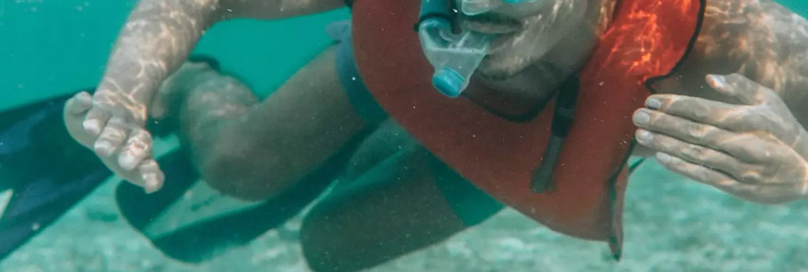 Club Med Columbus Isle, au Bahamas - Un homme pratique de la plongée libre avec son tuba, dans la mer 