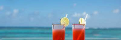 Club Med  Ixtapa Pacific, Mexique - Deux cocktails sont déposés sur une table faisant face à la mer