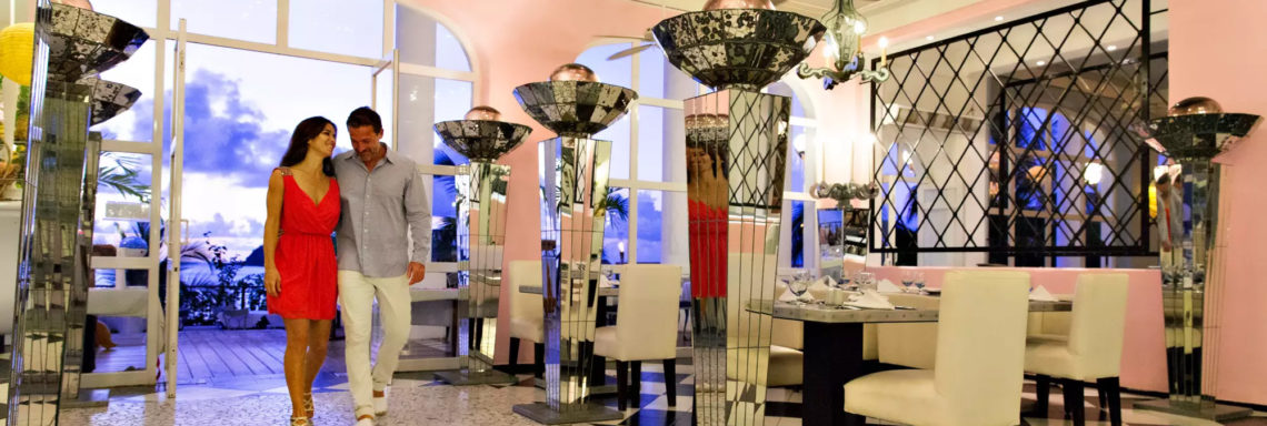 Club Med  Ixtapa Pacific, Mexique - Un couple entre dans un restaurant