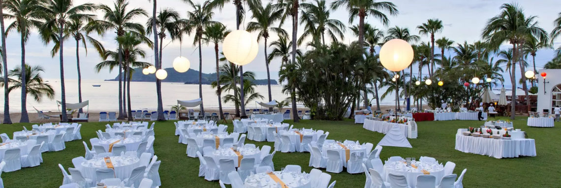 Club Med  Ixtapa Pacific, Mexique - Image d'un ensemble de tables juxtaposées à l'extérieur pour une réception