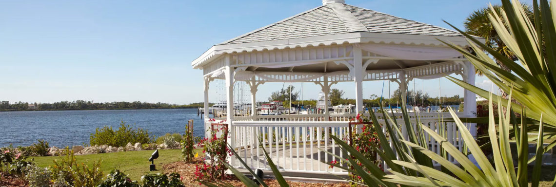 Club Med Sandpiper Bay, Floride- Image d'une véranda extérieure en bois, offrant une vue sur la mer 