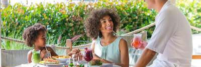 Club Med Sandpiper Bay, Floride- Image d'une femme profitant d'un repas au restaurant le Market Place