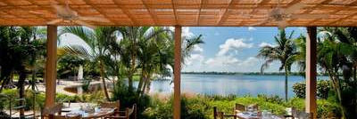 Club Med Sandpiper Bay, Floride- Vue de face de la terrasse extérieure en bois du restaurant le Soleil