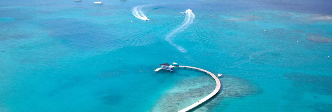 Vue aérienne de la mer entourant le Club Med