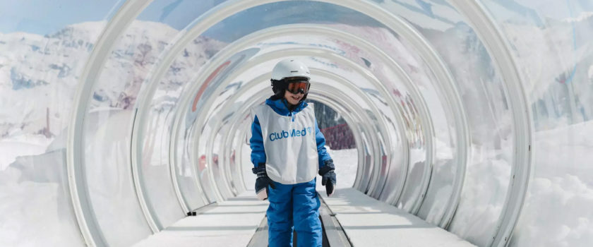 Club Med Arcs Panorama, en France - Image d'un enfant apprenant les rudiments du ski, disponible au jardin des neiges