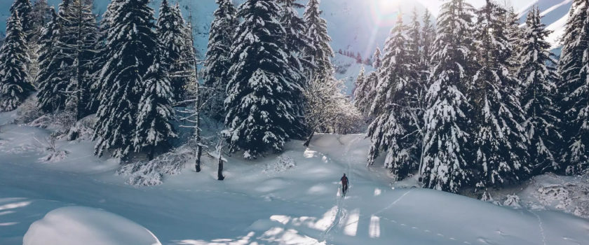 Club Med Arcs Panorama, en France - Vue du groupe de personnes profitant des plaisirs d'activités hivernales  
