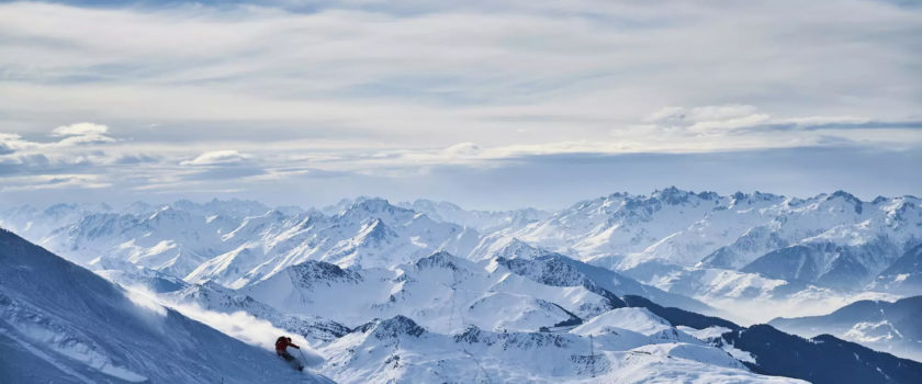 Club Med Arcs Panorama, en France - Vue aérienne en sommet de montagne, des arcs complètes