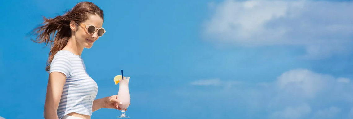 Club Med Columbus Isle, au Bahamas - Une femme en contre plongé, tient un cocktail dans sa main en regardant plus bas