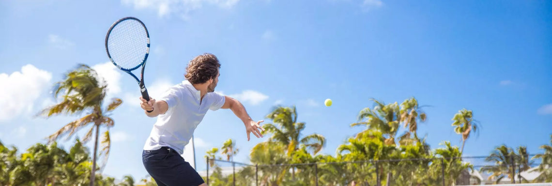 Club Med Columbus Isle, au Bahamas - Un homme procède au renvoie d'une balle de tennis lancée par un G.O