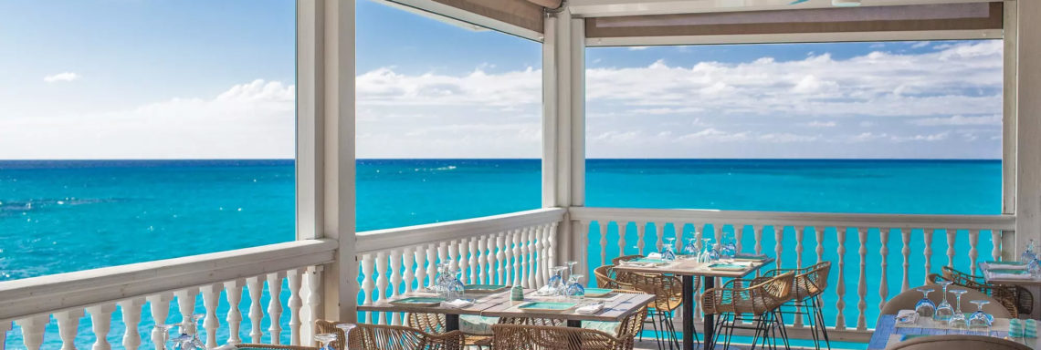 Club Med Columbus Isle, au Bahamas - Photo de la terrasse extérieure d'un restaurant, donnant sur la mer