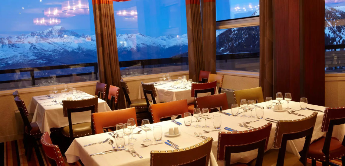 Club Med La Plagne 2100, France - Vue de l'intérieure d'un des restaurants du complexe, la nuit tombée