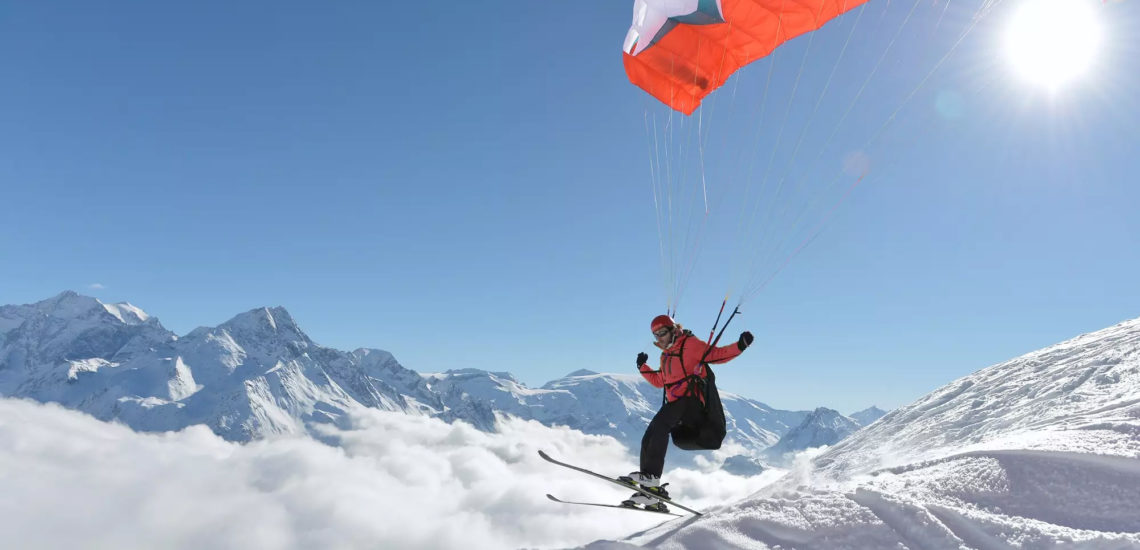 Club Med La Plagne 2100, France - Un homme pratique une activité de ski alpin et parachute