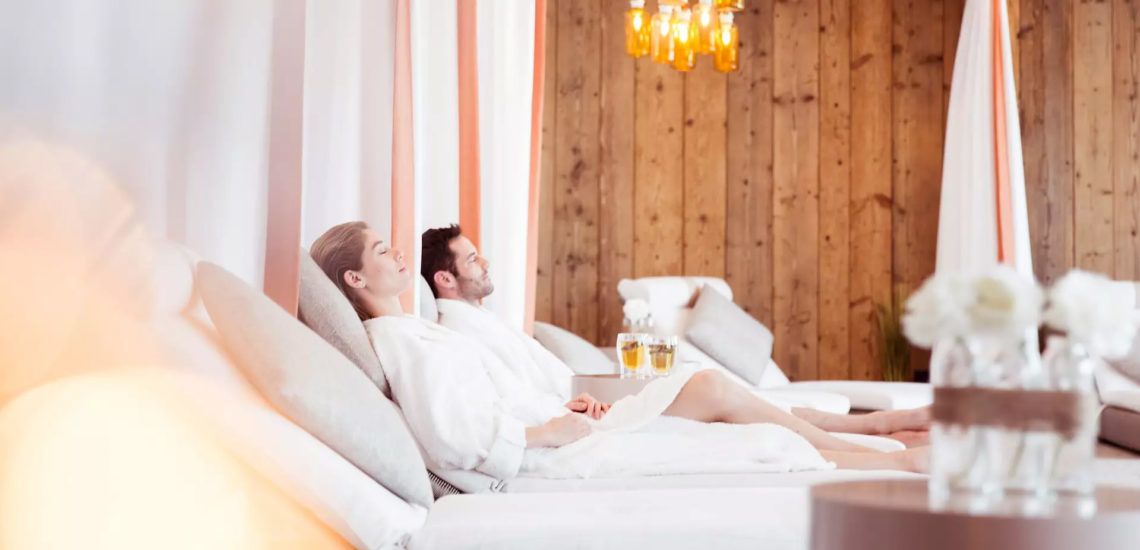 Club Med Samoëns, en France - Un couple se détend, dans des chaises longues, après un massage